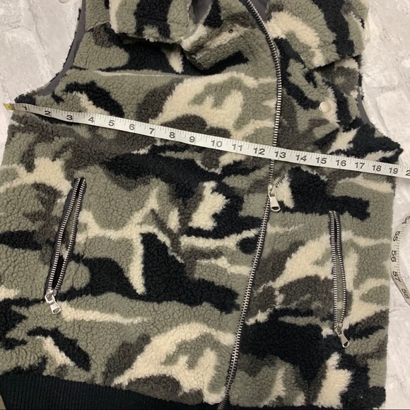 F21 Camouflage army green black shearling vest M - Picture 4 of 9